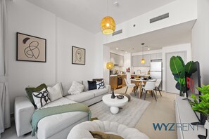 Appartement Standard, vue sur la ville | Aire de séjour | Téléviseur connecté de 55 po avec télévision numérique, Netflix