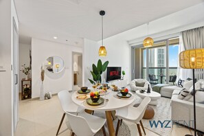 تناول الطعام داخل الغرفة