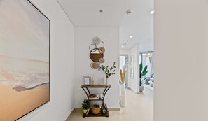 Standaard appartement, uitzicht op stad | Woonruimte | Een 55-inch smart-tv met digitale zenders, Netflix en streamingdiensten
