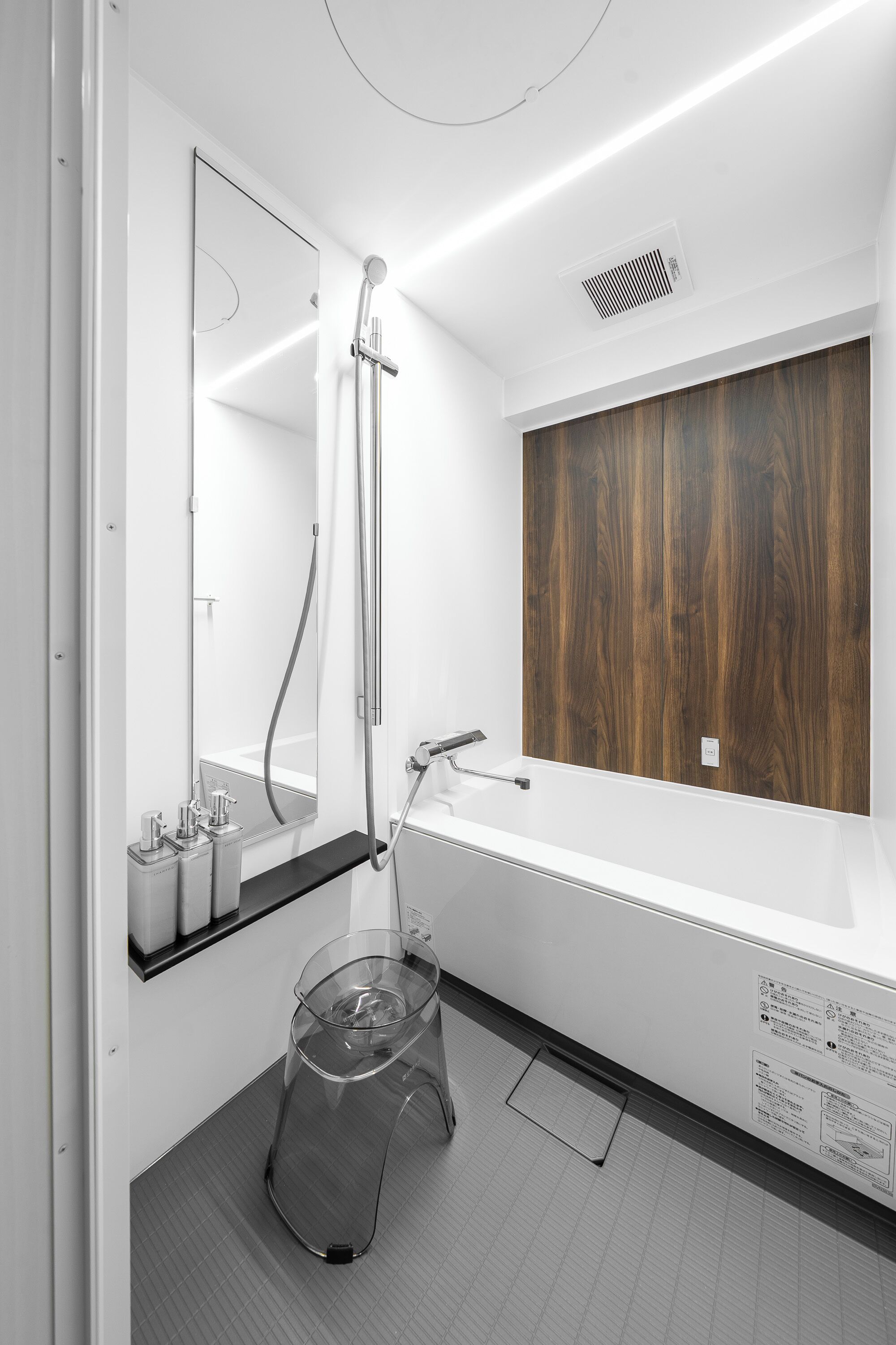 Combined shower/bathtub, free toiletries, hair dryer, slippers