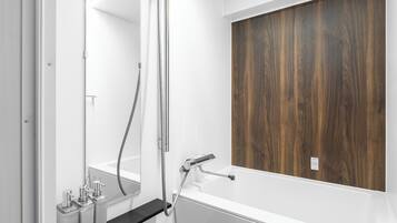 Combined shower/bathtub, free toiletries, hair dryer, slippers