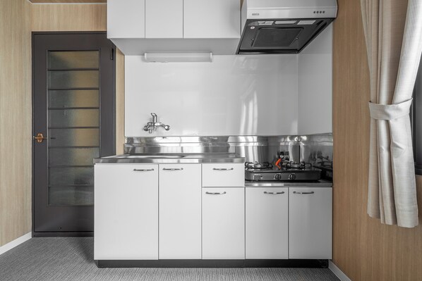 Geladeira, micro-ondas, cooktop