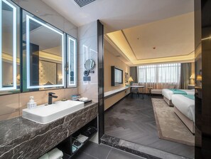Phòng 2 giường đơn Cao cấp, quang cảnh thành phố | Chăn bông, nệm cao su hoạt tính (memory foam), bàn 