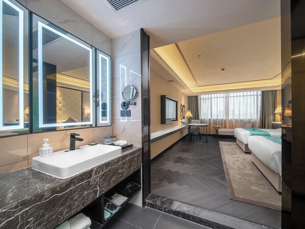 Chambre luxueuse avec lits jumeaux, vue sur la ville | Couette en duvet, lit avec matelas en mousse à mémoire, bureau