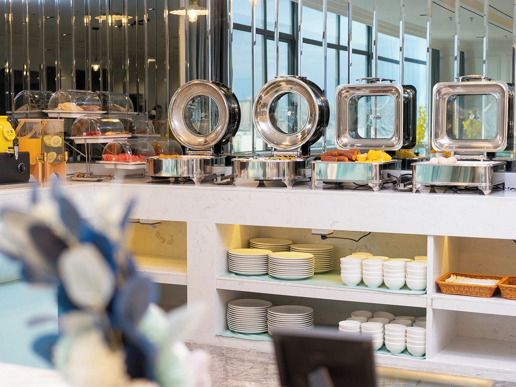 Un buffet avec plusieurs présentoirs de nourriture et une grande variété de plats.