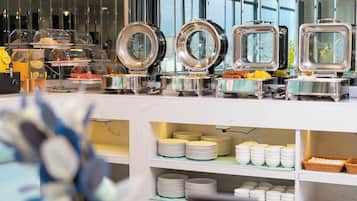 Un buffet avec plusieurs présentoirs de nourriture et une grande variété de plats.