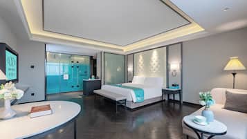 Quarto casal empresarial, vista para a cidade | Edredons de pluma, camas com colchões de espuma com sistema de memória