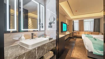 Quarto duplo superior, vista para a cidade | Edredons de pluma, camas com colchões de espuma com sistema de memória