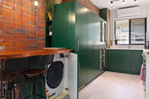 Private kitchen - Easy Beach Access from Tranquil Retreat (Curl Curl)