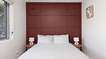 2 habitaciones, escritorio, tabla de planchar con plancha y wifi