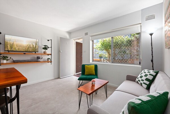 Living area - Easy Beach Access from Tranquil Retreat (Curl Curl)