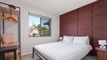 2 bedrooms, desk, iron/ironing board, WiFi