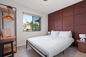 2 habitaciones, escritorio, tabla de planchar con plancha y wifi 