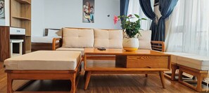 Family Triple Room | Living area | 19-inch TV with digital channels, pay movies - Romance Hotel (Da Lat)