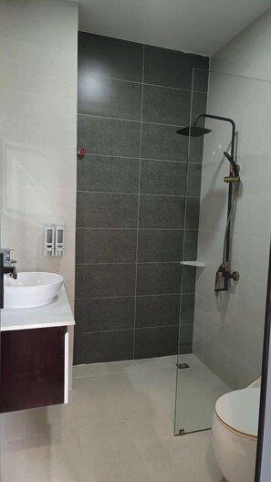 Family Triple Room | Bathroom | Shower, free toiletries, hair dryer, slippers - Romance Hotel (Da Lat)