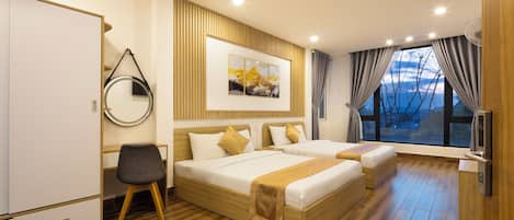 Escritorio, espacio para trabajar con laptop y cortinas blackout