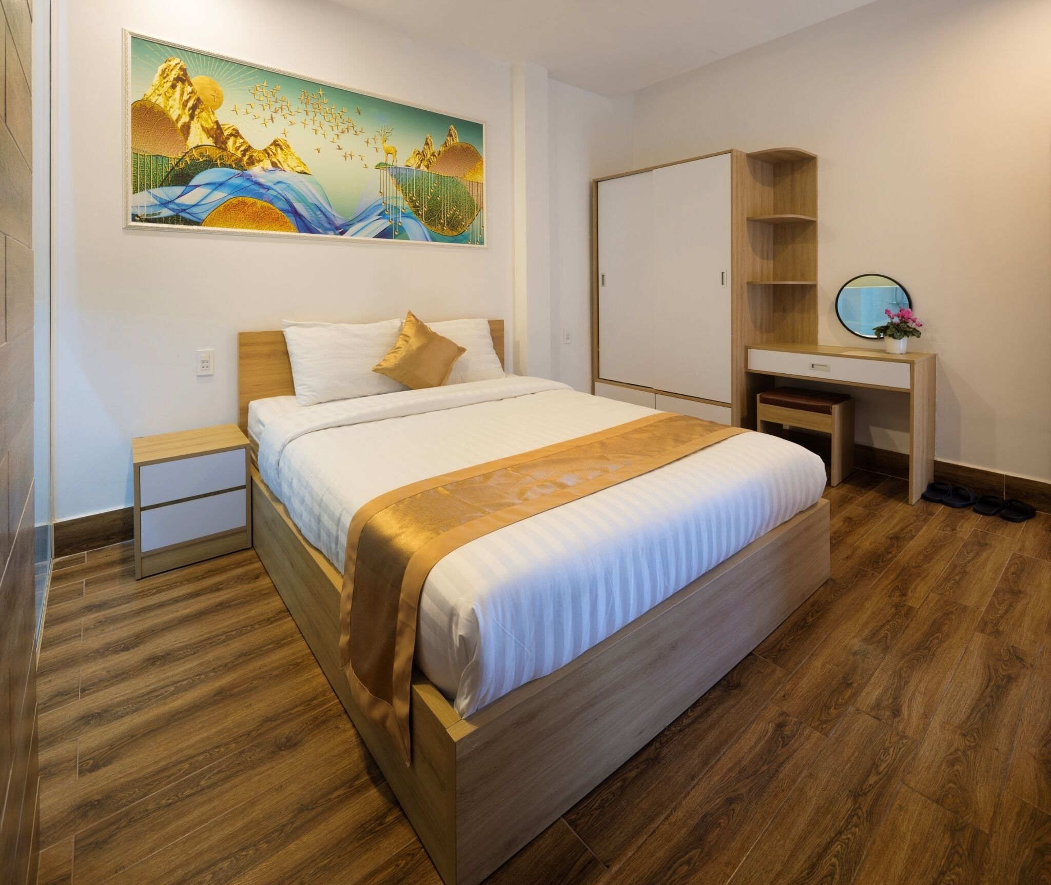 Escritorio, espacio para trabajar con laptop y cortinas blackout 