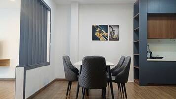 Habitación triple familiar | Cocina privada | Frigorífico pequeño y utensilios de cocina