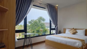 Habitación doble Deluxe | Escritorio, espacio para trabajar con laptop y cortinas blackout