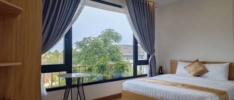Deluxe Double Room | Desk, laptop workspace, blackout curtains, free WiFi