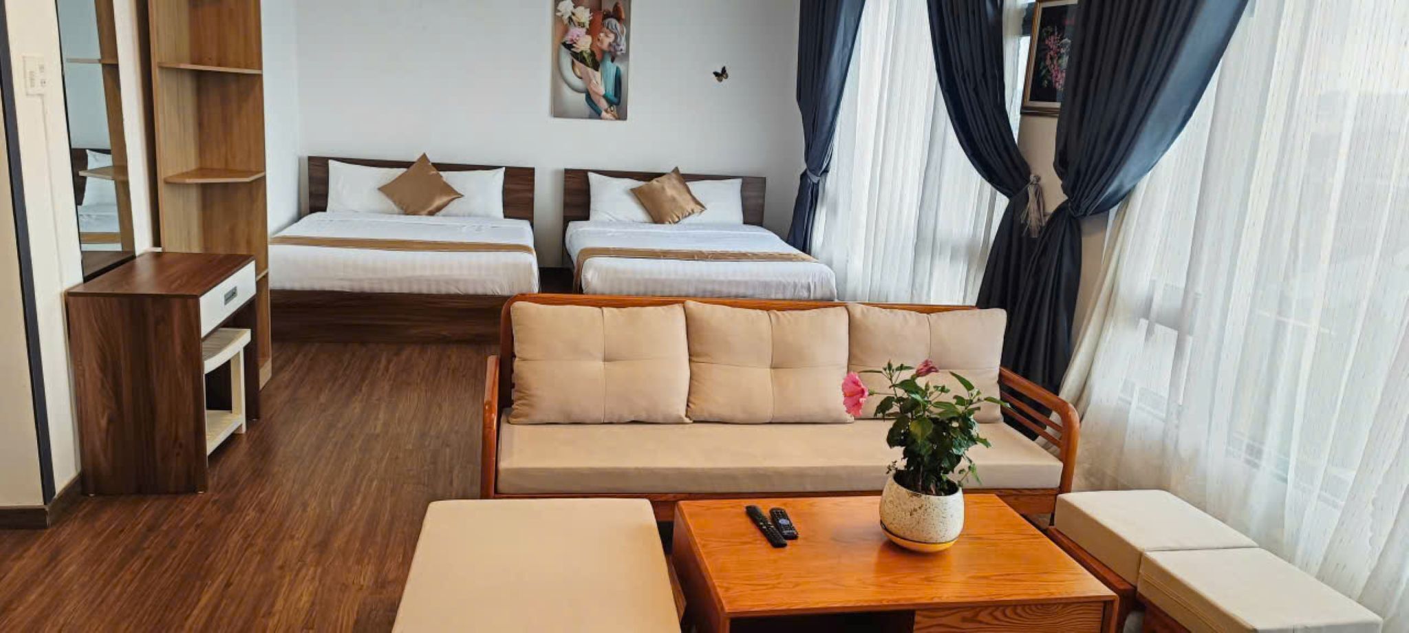 Kamar Triple Keluarga | Meja kerja, ruang kerja ramah laptop, dan tirai kedap cahaya