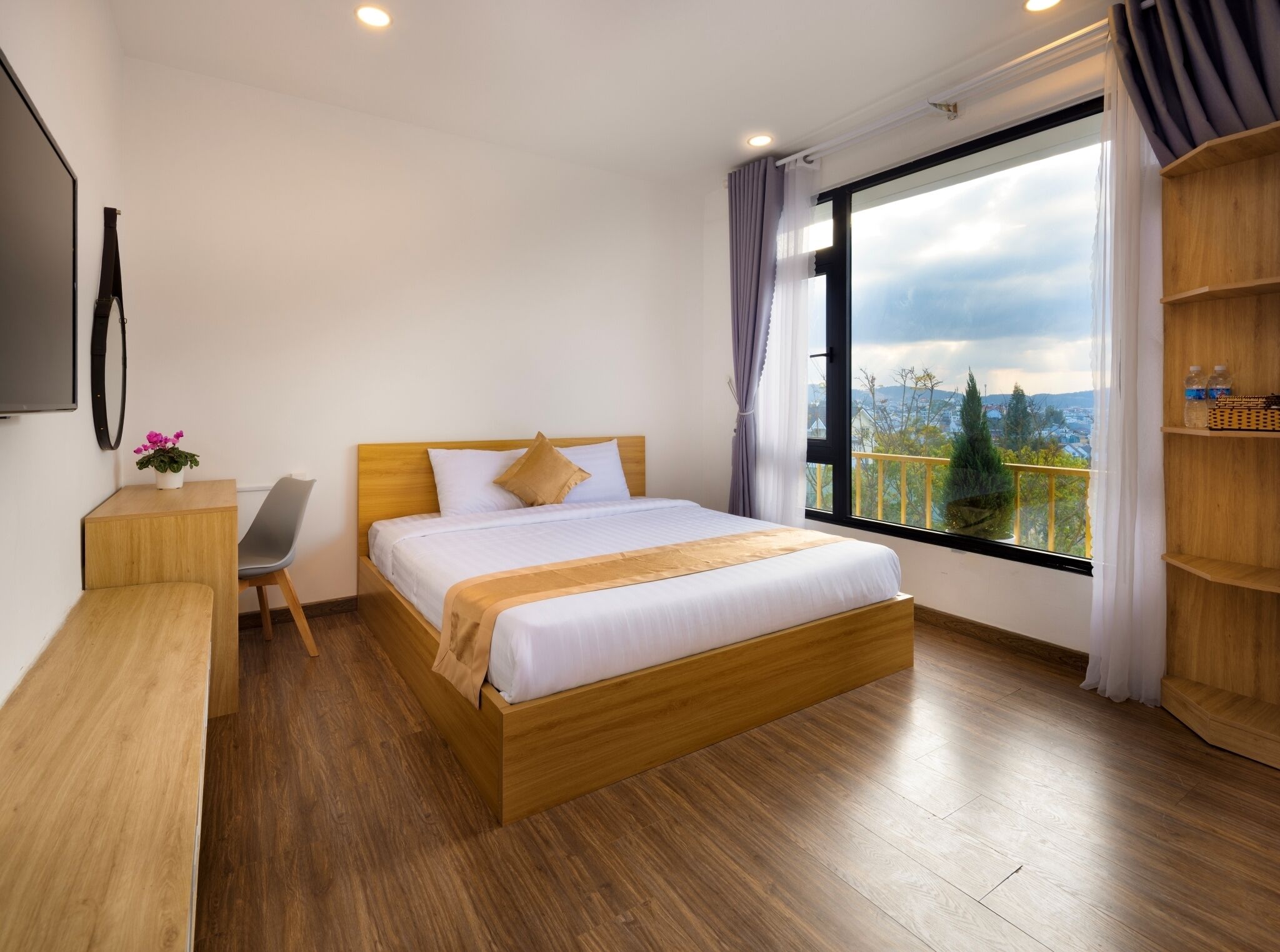 Escritorio, espacio para trabajar con laptop y cortinas blackout 