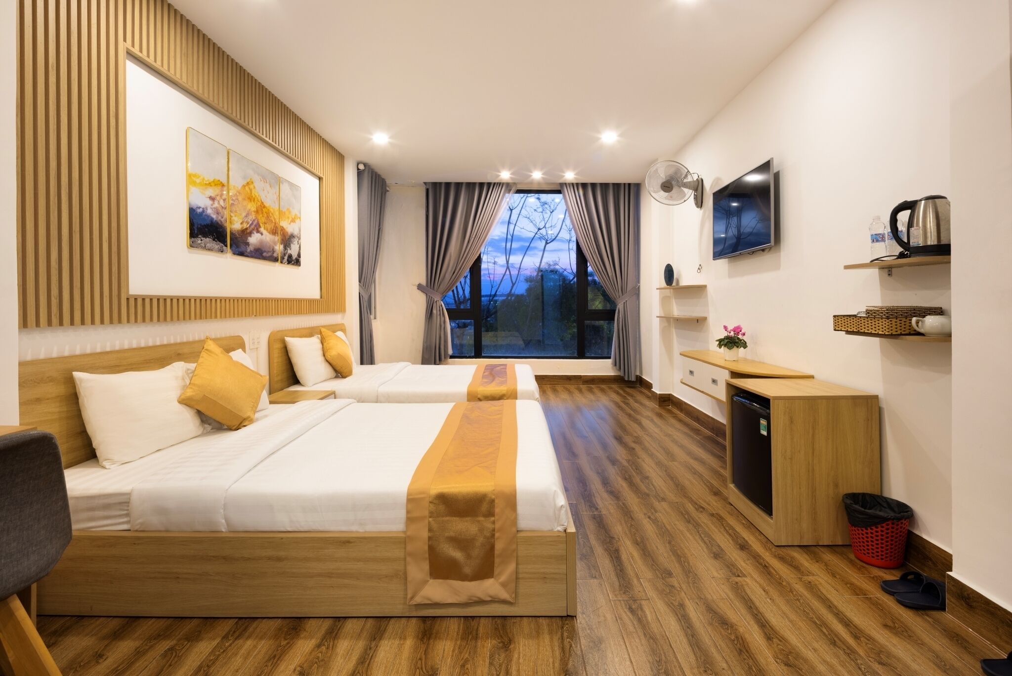 Escritorio, espacio para trabajar con laptop y cortinas blackout 