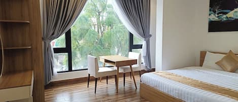 Dobbeltrom – superior | Skrivebord, skrivebord for bærbar PC og blendingsgardiner