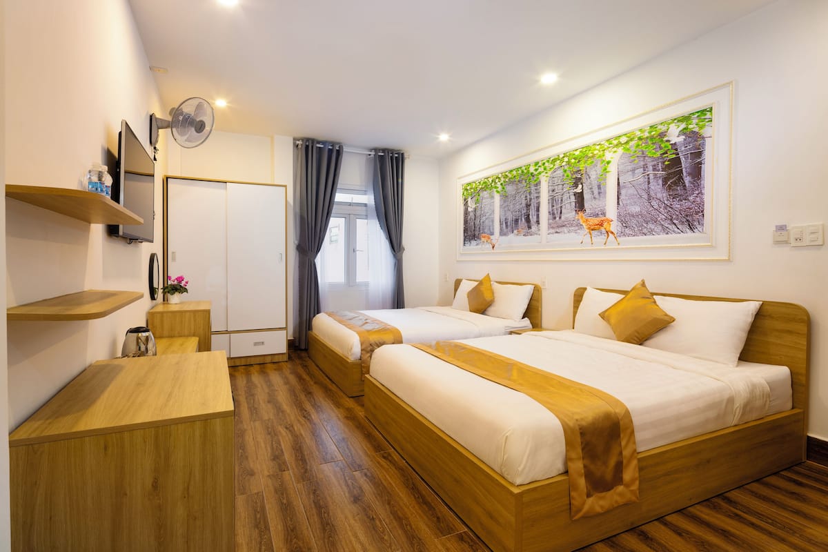 Deluxe fyrbäddsrum | Skrivbord, arbetsyta för laptop, mörkläggningsgardiner och gratis wi-fi