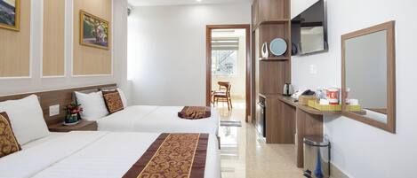 Superior vierpersoonskamer | Een bureau, verduisterende gordijnen, gratis wifi