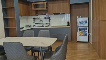 Habitación triple familiar | Cocina privada | Frigorífico pequeño y utensilios de cocina