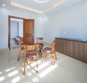 Escritorio, cortinas blackout y wifi gratis