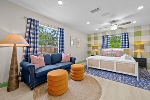 3 室のベッドルーム、デスク、アイロン / アイロン台、旅行用ベビーベッド