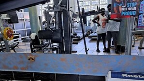 Ένα γυμναστήριο με διάφορα όργανα γυμναστικής, ένα σύστημα ψύξης της Reebok και μια αφίσα με ενθαρρυντικά μηνύματα.