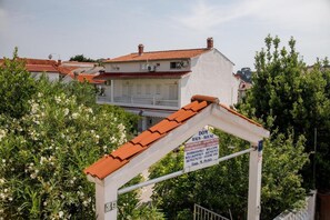 Exterior - For families or vacationers with pets). (Rab)