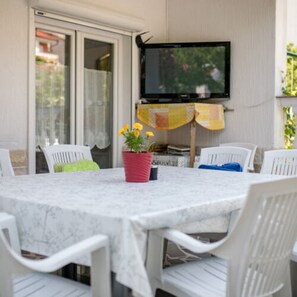 Outdoor dining - For families or vacationers with pets). (Rab)
