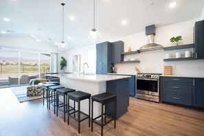 Réfrigérateur, four à micro-ondes, un four, surface de cuisson