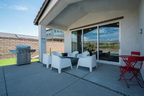 Outdoor dining - Desert Bliss New 4br, 3ba Modern design Pool/Spa (Indio)