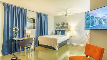 1 habitación, escritorio, tabla de planchar con plancha y cuna de viaje