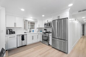 Kjøleskap, mikrobølgeovn, ovn og kokeplater