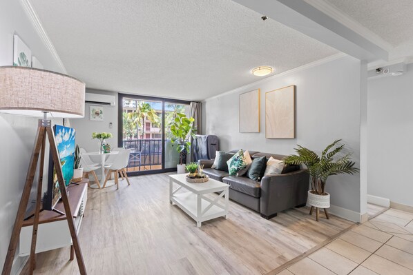 TV - Waikiki Stay 1 BR w/Kitchen, 2 blocks from the beach (Honolulu)