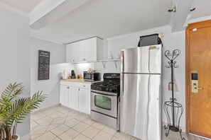 Private kitchen - Waikiki Stay 1 BR w/Kitchen, 2 blocks from the beach (Honolulu)