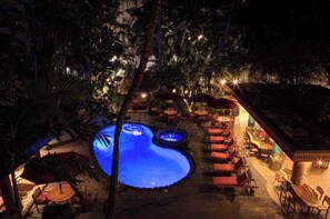 Pool - Waikiki Stay 1 BR w/Kitchen, 2 blocks from the beach (Honolulu)