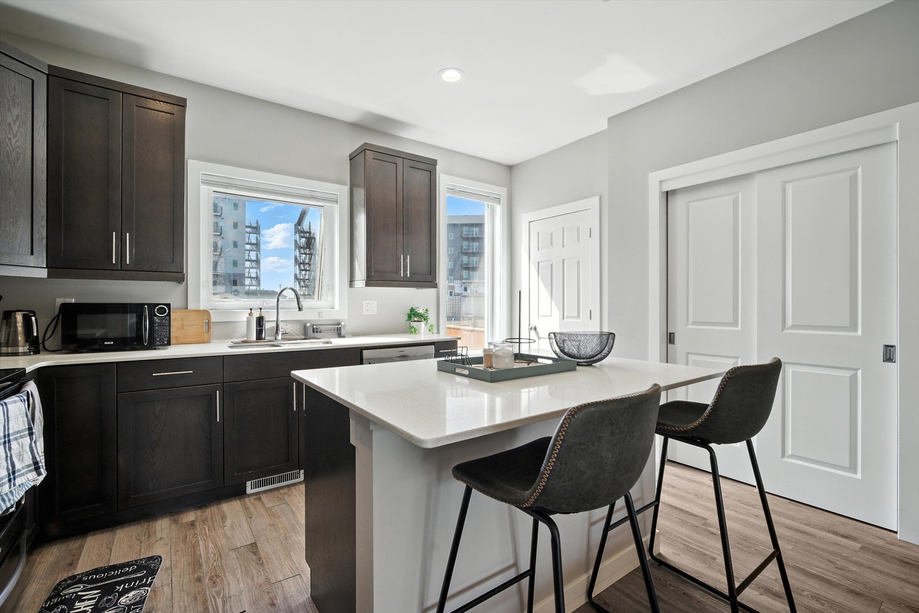 Réfrigérateur, four à micro-ondes, un four, surface de cuisson