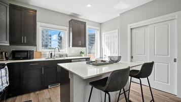 Réfrigérateur, four à micro-ondes, un four, surface de cuisson