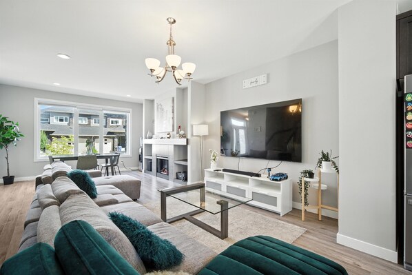 Una Smart TV, una biblioteca de música, una videoteca, una impresora