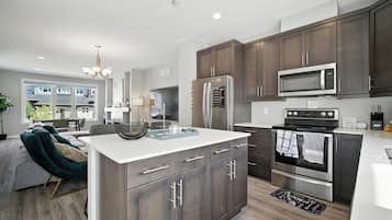 ثلاجة، ميكروويف، فرن، موقد طهي مسطح