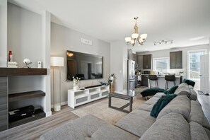 Smart TV, music library, video library, printers - Elegant Two Bedroom Duplex (Winnipeg)