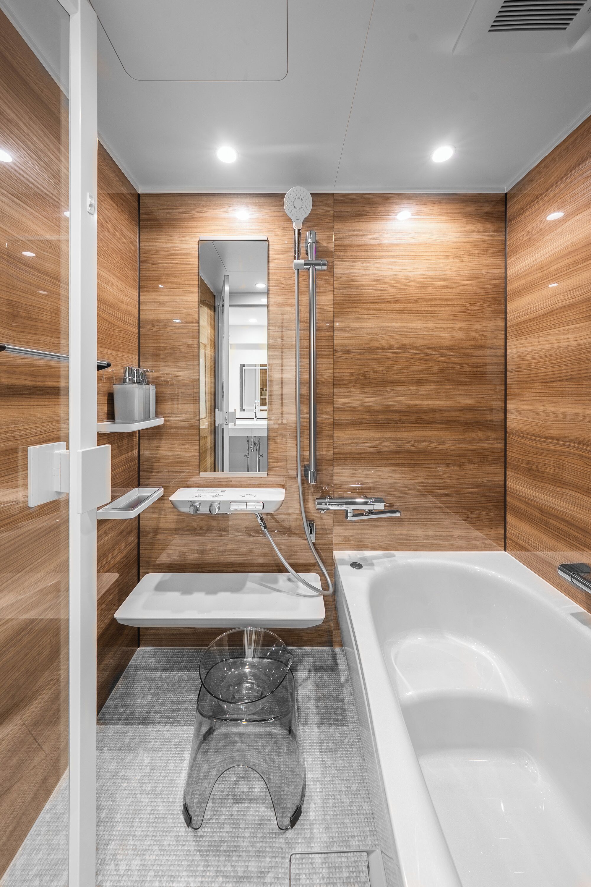 Combined shower/bathtub, free toiletries, hair dryer, slippers