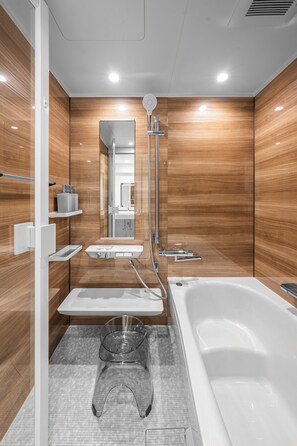 Duschwanne, kostenlose Toilettenartikel, Haartrockner, Hausschuhe